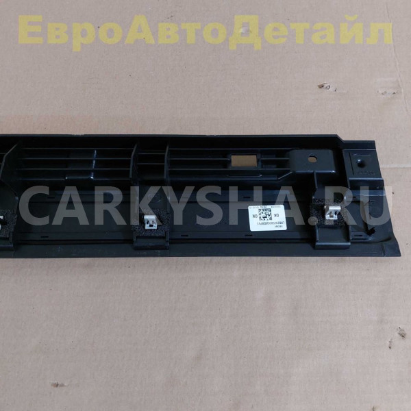 Накладка замка багажника Land Rover Defender L663 Land Rover Defender оригинальный номер LR132044