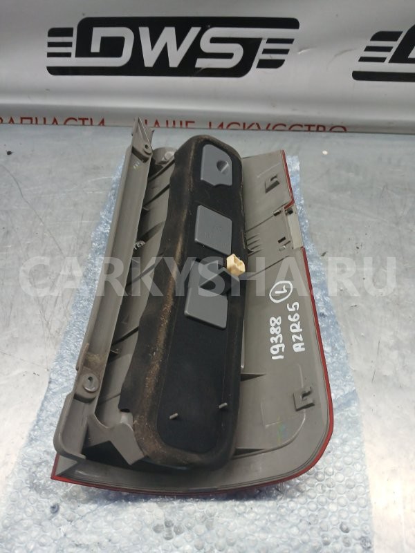 Фонарь стоп сигнала левый Toyota Noah 