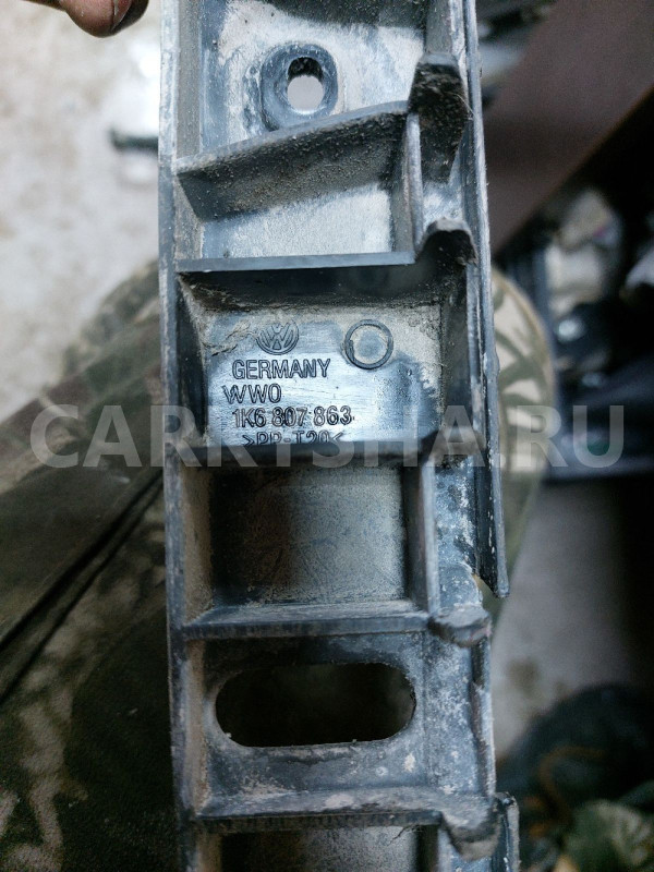 Кронштейн бампера заднее Volkswagen Golf Mk5 Volkswagen Golf оригинальный номер 1k6807863