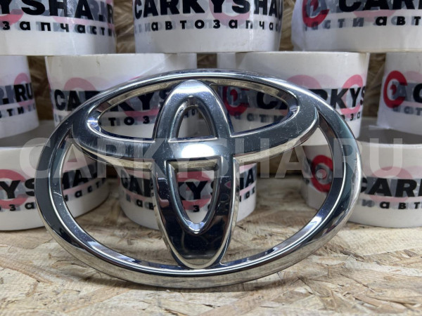 Эмблема переднего бампера Toyota Camry VII (XV50) оригинальный номер 90975-02192