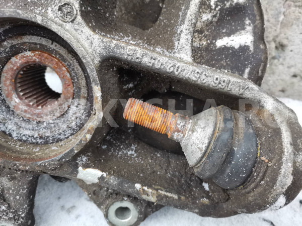 Кулак задний правый Mercedes-Benz M-класс W166 Mercedes-Benz M-klasse оригинальный номер A1663500508