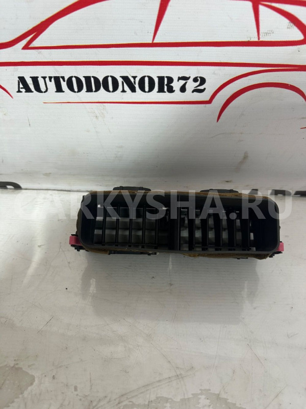Дефлектор воздушный центральный Toyota Yaris II Toyota Yaris оригинальный номер 556700D010B0