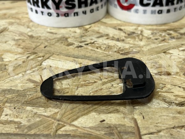 Уплотнитель ручки двери Toyota Fortuner II Рестайлинг оригинальный номер 69241-0K041