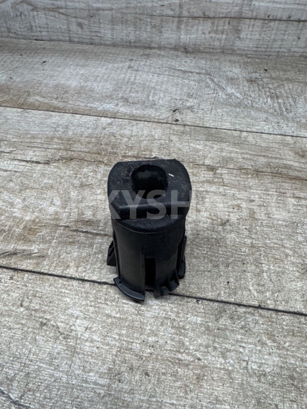 Кронштейн радиатора верхний Mazda 3 BL Mazda 2 оригинальный номер 3M5H8125AC