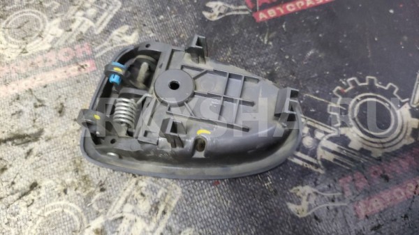 Внутренняя ручка двери правая Хендай Акцент Hyundai Accent оригинальный номер 8262025000