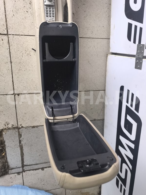 Подлокотник Toyota Avensis 