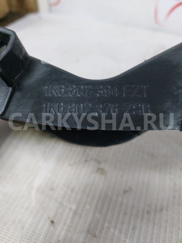 Кронштейн заднего бампера прав Volkswagen Golf Mk5 Volkswagen Golf оригинальный номер 1K6807376