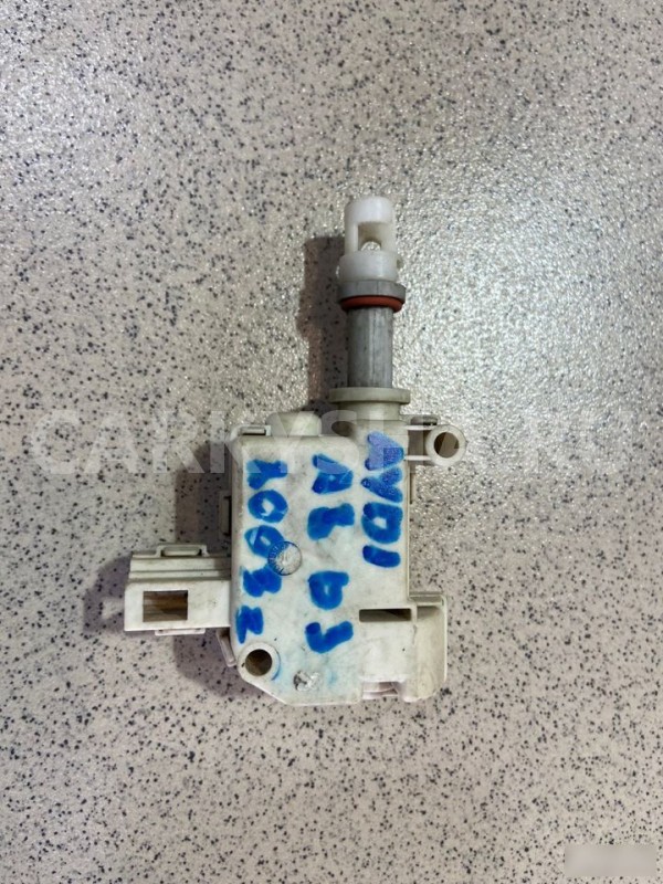 Активатор замка крышки бензобака Audi A8 D3-4E Audi 200 оригинальный номер 4E0810773A