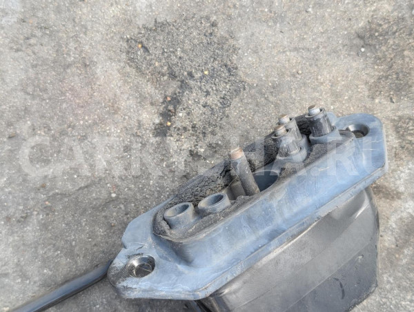 Доводчик двери Mazda Bongo 