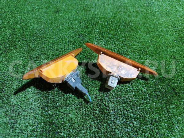 Повторитель на крыло желтый Ford Focus оригинальный номер 4364357