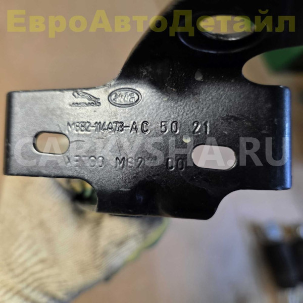 Кронштейн теплозащиты Land Rover Defender 2 L663 Land Rover Defender оригинальный номер LR164067