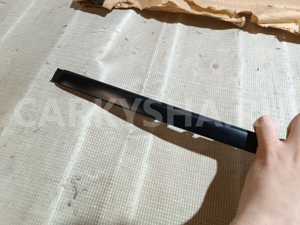 Молдинг лобового стекла левый Toyota Land Cruiser 