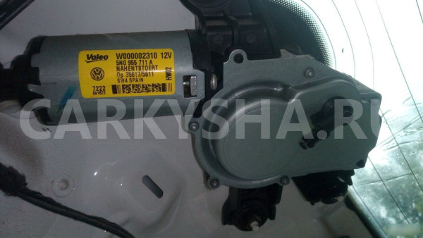 Моторчик стеклоочистителя задний Фольксваген Тигуа Volkswagen Tiguan оригинальный номер 5N0955711A