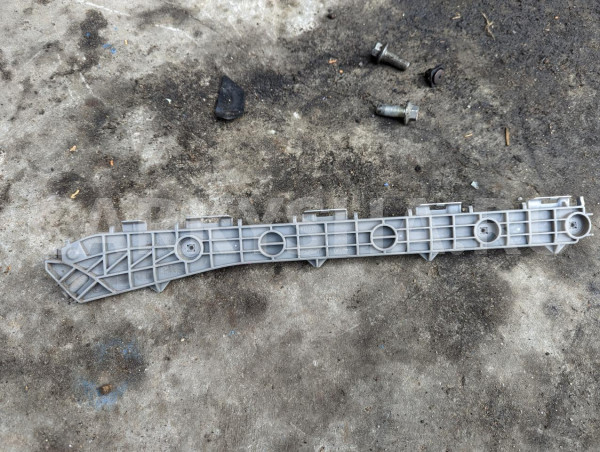 Крепление бампера Toyota Vellfire оригинальный номер 52156-58020