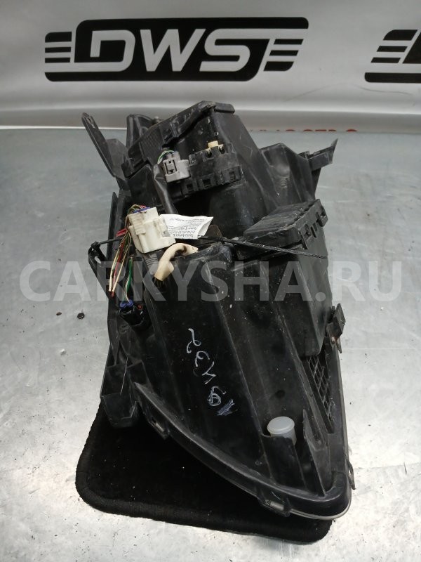 Фара Toyota Avensis 