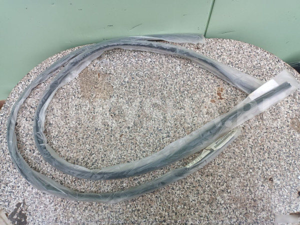 Молдинг лобового стекла Митцубиси Лансер 9 Mitsubishi i оригинальный номер 6107A019 MR520285