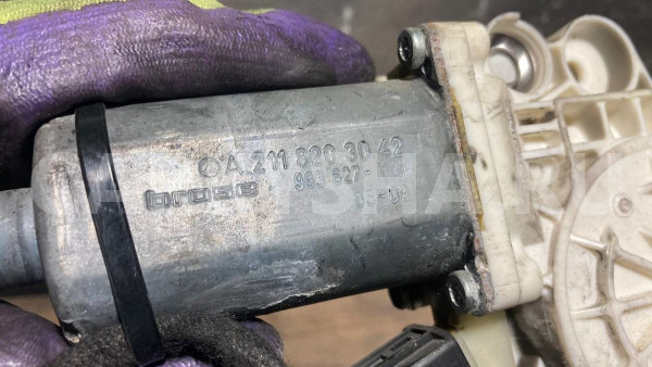 Моторчик стеклоподъемника Mercedes-Benz CL-класс AMG C215 рестайлинг (2002—2006) Mercedes-Benz C-klasse оригинальный номер 2118203042