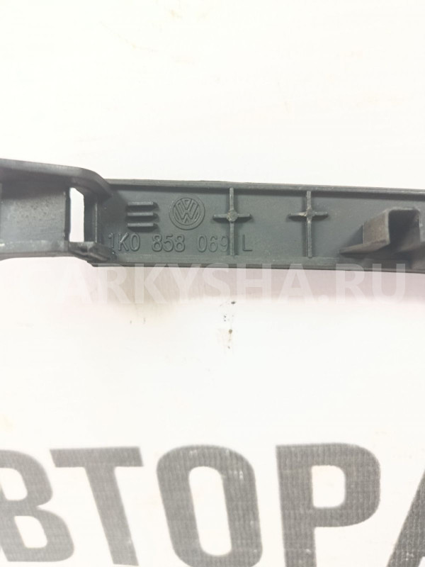 Рамка магнитолы Volkswagen Golf Mk5 2003-2009 Volkswagen Golf оригинальный номер 1K0858069L