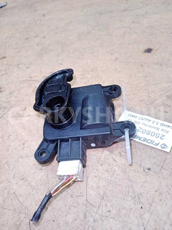 Название детали Сервопривод заслонок печки Модель KIA Sorento XM Kia Sorento оригинальный номер 97157-1JAA0