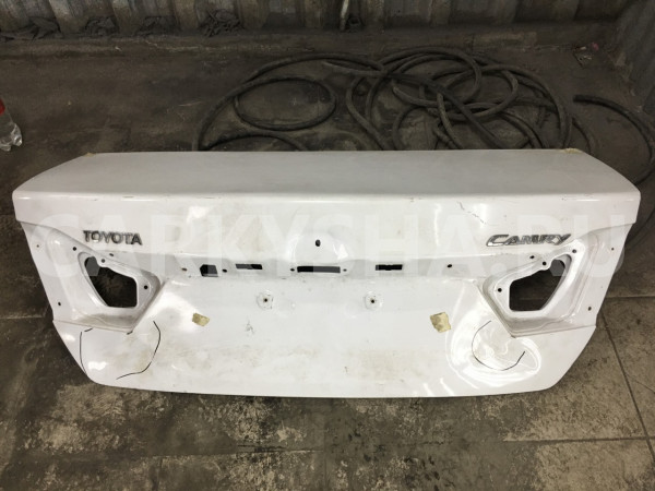 Крышка багажника белая Toyota Camry VII (XV50) оригинальный номер 64401-33560