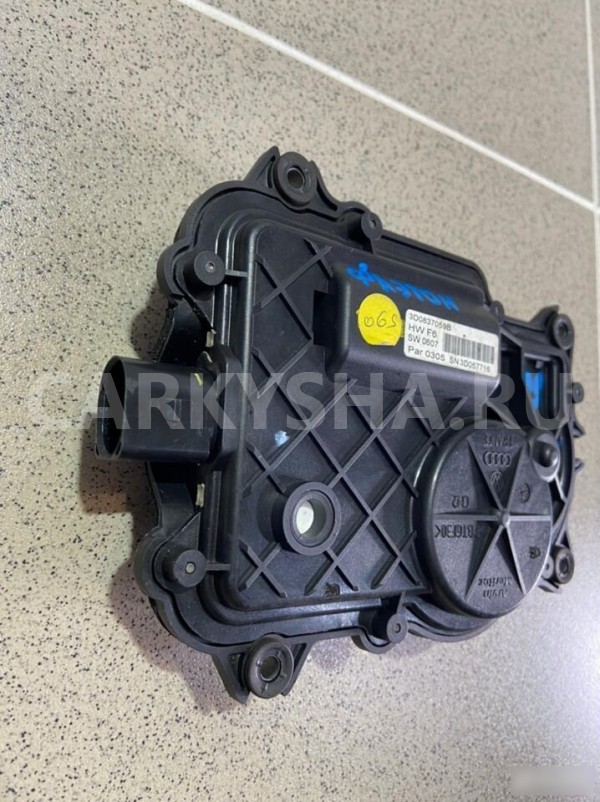 Доводчик двери задний левый Volkswagen Phaeton Volkswagen Phaeton оригинальный номер 3D0837059B