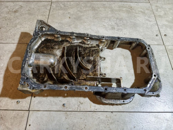 Поддон двигателя Nissan Bluebird оригинальный номер 1111053J11
