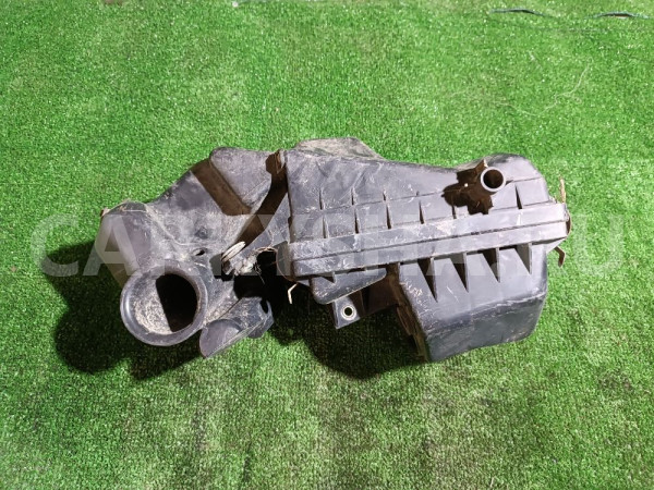 Корпус воздушного фильтра Mazda 2 оригинальный номер B5D813320A