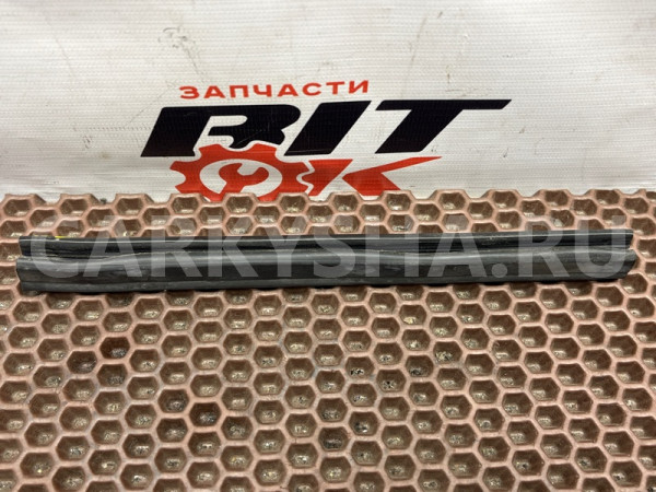 Уплотнитель капота боковой BMW 3er оригинальный номер 51 76 7 158 690, 51 76 7 158 690, 51767158690, 7158690, 51 23 7 150 644, 51237150644, 7150644
