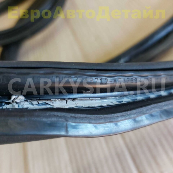 Уплотнитель крышки багажника Range Rover Sport 2 Land Rover Range Rover оригинальный номер LR061643