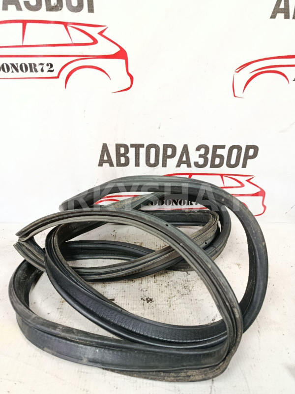 Уплотнитель крышки багажника Suzuki SX4 2006-2014 Suzuki SX4 оригинальный номер 8468175K01