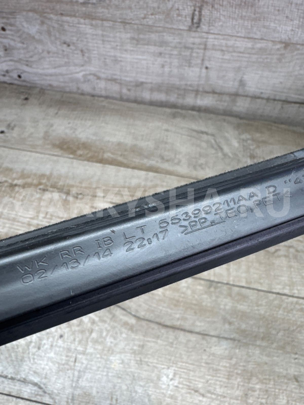 Уплотнитель стекла двери Cherokee WK2 зад левый Jeep Cherokee оригинальный номер 55399211aa