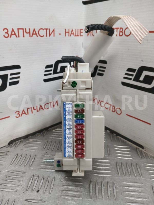 Блок предохранителей салонный Toyota Crown 