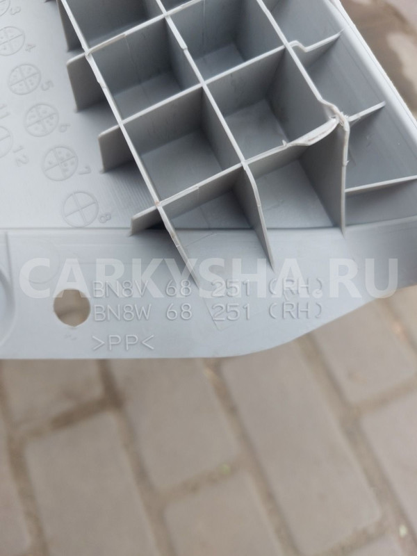 Обшивка задней стойки правая верхняя Mazda 3 BK Mazda 2 оригинальный номер BN8V68251