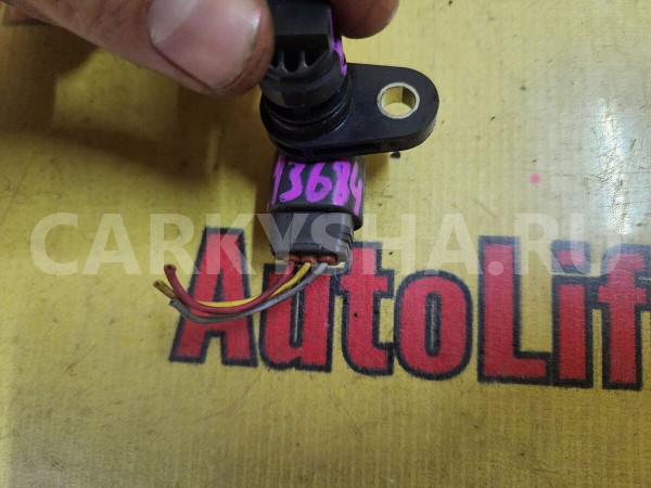 Датчик положения распредвала Mazda 2 оригинальный номер PE0118230