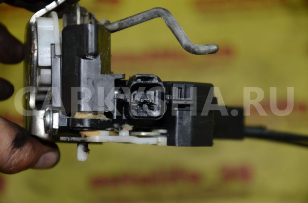 Замок двери задней правой Mitsubishi Colt 