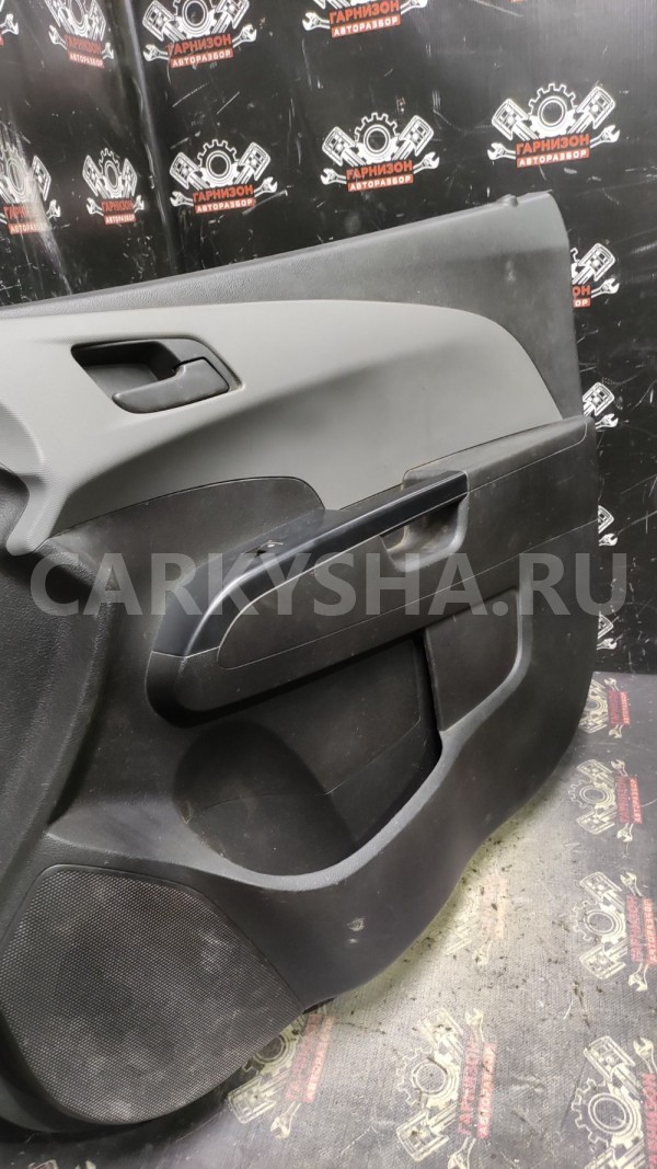 Обшивка двери передняя правая Шевроле Авео Т300 Chevrolet Aveo оригинальный номер 94540815