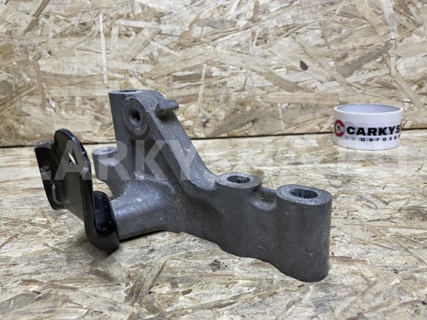 Кронштейн опоры двигателя правой Toyota Camry VII (XV50) оригинальный номер 12313-0P060