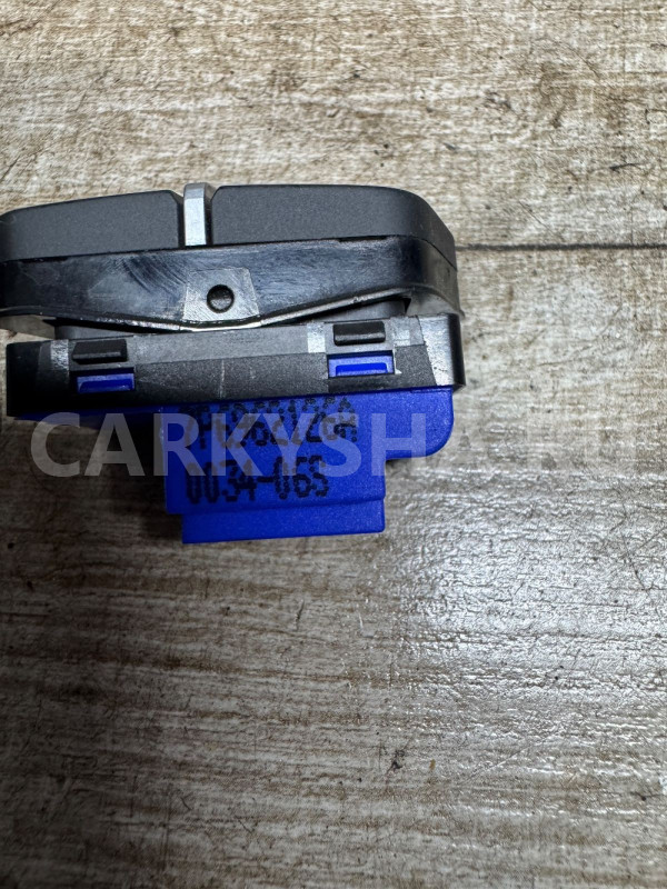VW Touareg NF кнопка центрального замка правая Volkswagen Touareg оригинальный номер 7p6962126a
