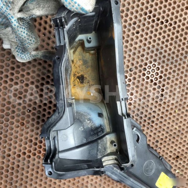 Отсек предохранителей пол капотом BMW 5er 