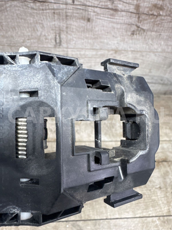 Кронштейн ручки двери Volkswagen Touareg 2 nf Volkswagen Touareg оригинальный номер 7p6839885