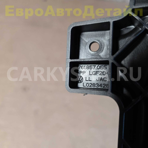 Кронштейн торпедо левый VW Touareg 3 (CR7) 2024г Volkswagen Touareg оригинальный номер 761857055