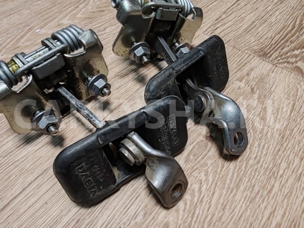 Ограничители дверей передние Nissan Terrano 2018 8043100Q0D F4R Nissan Terrano 