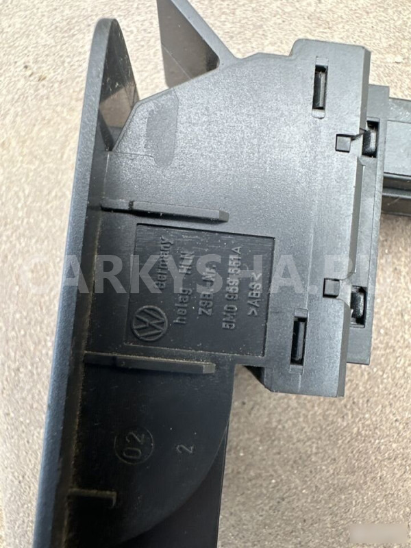 Кнопка открывания лючка бензобака Volkswagen Volkswagen Golf Plus оригинальный номер 5m0959551a