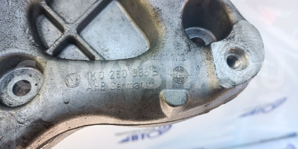 Кронштейн компрессора кондиционера Volkswagen Jett Skoda Yeti оригинальный номер 1K0260885