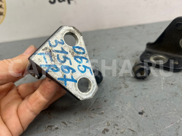 Петля двери передняя правая Volkswagen Passat 2013 Volkswagen Passat 