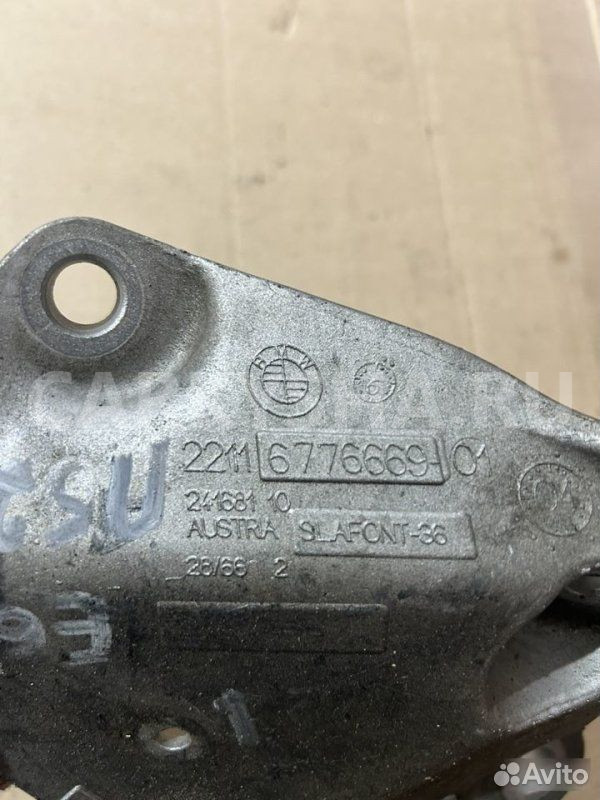 Кронштейн двигателя левый BMW 5 E60 N52B30 2007 BMW 5er оригинальный номер 22 11 6 776 669