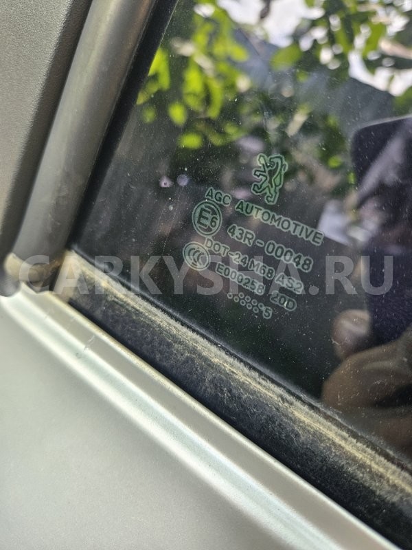Стекло двери Peugeot 307 