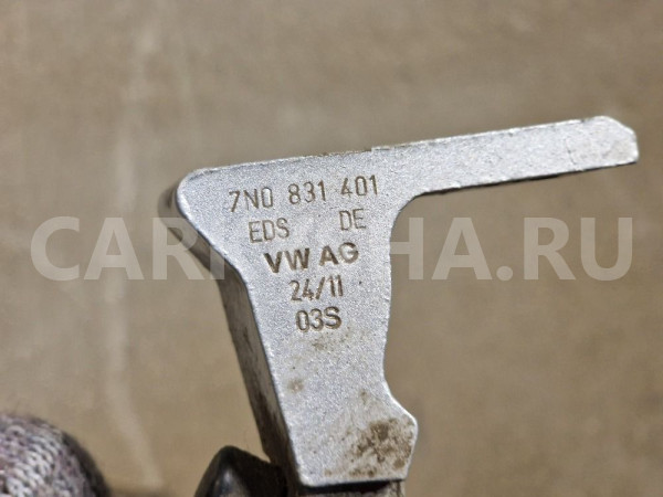 Петля двери левой верх низ Vw Polo Volkswagen Polo оригинальный номер 7N0831401