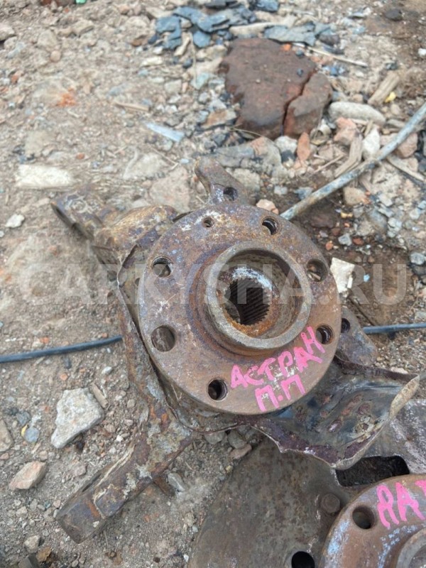 Кулак поворотный передний правый Opel Astra H (2004—2007) Opel Astra оригинальный номер 13156048