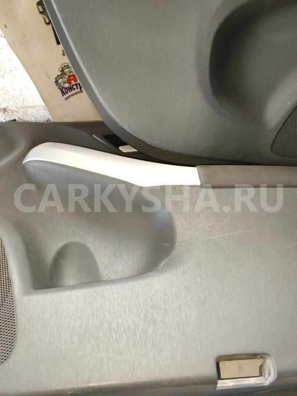 Обшивка боковой двери Toyota Prius 